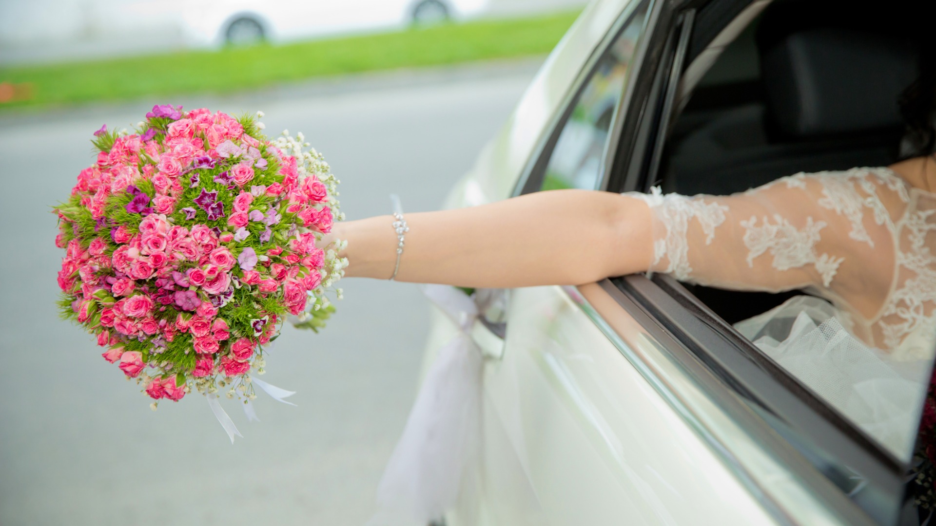 Photo - Weddings the bride took out the pink flower bouquet out of the car bride girl picture id1347563628 the bride took out the pink flower bouquet out of the car bride girl picture id1347563628